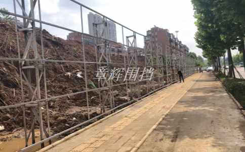 金屬圍擋安裝費(fèi)多少錢(qián)一米？